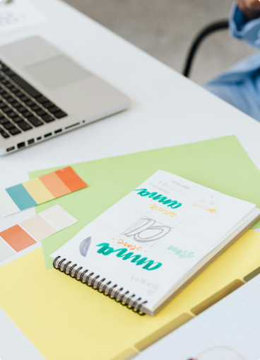 libreta en mesa de trabajo